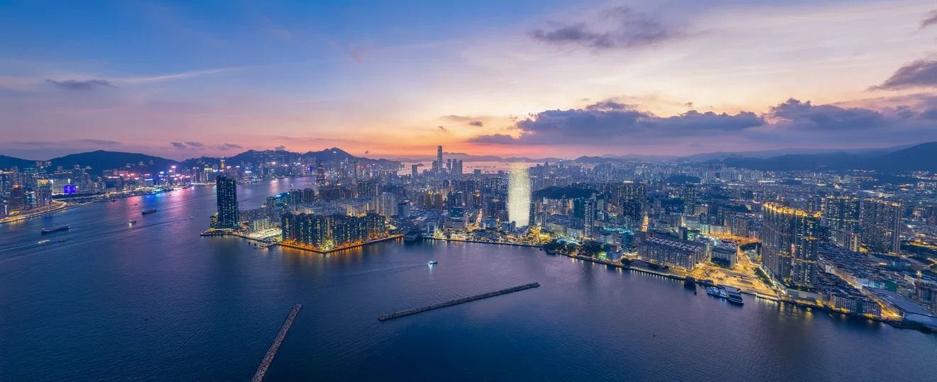 維港及九龍東黃昏航拍，光柱標示瑅海位置